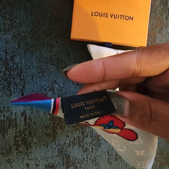 ‼️SOLD‼️Louis Vuitton Silk Scarf - Picture 4 of 5